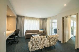 Area soggiorno di Four Points by Sheraton Medellín