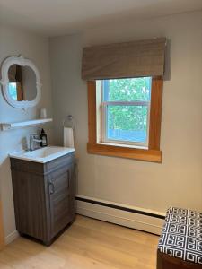 a bathroom with a sink and a window at Hôtel-Motel Vagues Vertes in Perce +116 photos