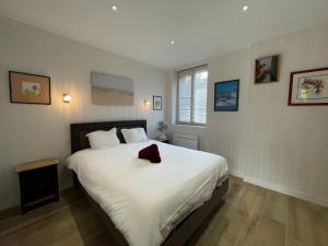 Imagen de la galería de Barn in Sarthe with Private Heated Pool, en Thorée-les-Pins