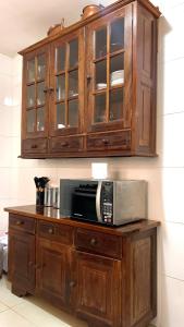 cocina con microondas y encimera en Encanto das Araucárias, en Campos do Jordão