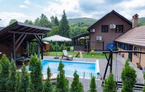 Bazén v ubytování Amazing Home In Novo Zvecevo With Sauna nebo v jeho okolí