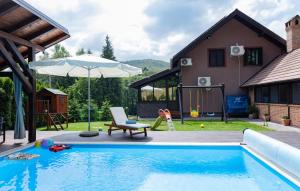Bazén v ubytování Amazing Home In Novo Zvecevo With Sauna nebo v jeho okolí + 30 fotografií