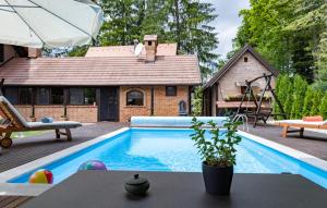 Bazén v ubytování Amazing Home In Novo Zvecevo With Sauna nebo v jeho okolí