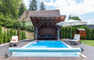 Bazén v ubytování Amazing Home In Novo Zvecevo With Sauna nebo v jeho okolí