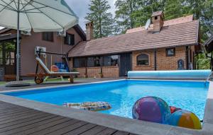 Bazén v ubytování Amazing Home In Novo Zvecevo With Sauna nebo v jeho okolí