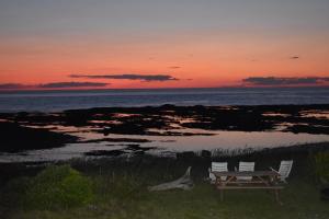 圣安娜德蒙Première sur Mer的两把椅子和一张面向大海的野餐桌