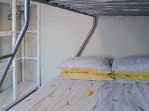 una cama con dos almohadas encima en The Bee Happy House, en Filey