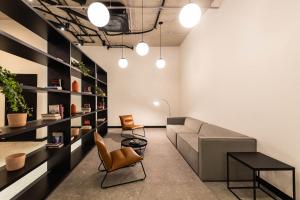 a living room with a couch and two chairs at Kaza Noah VN Ueno Bela Vista in Sao Paulo