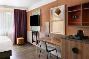 Telewizja i/lub zestaw kina domowego w obiekcie Mayburg Salzburg, a Tribute Portfolio Hotel