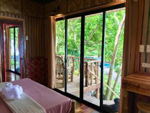 Camotes Cay Hideaway的阳台或露台