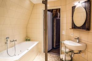 Koupelna v ubytování De Gevangentoren Suite + 14 fotografií