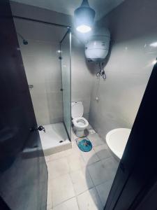 une salle de bain avec une douche, des toilettes et un lavabo dans l'établissement شاليه في بورتو جولف, à El Alamein