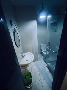 une salle de bain avec un lavabo, des toilettes et une douche dans l'établissement شاليه في بورتو جولف, à El Alamein