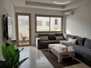 TV a/nebo společenská místnost v ubytování Appartement de Luxe Vue Mer Avec Climatisation ! à 5 minutes à pied de la Plage ! à environ 6 minutes en voiture du centre d'Agadir et à 10 minutes en voiture de Taghazout !