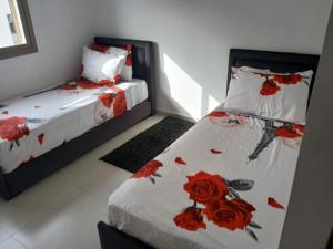 Letto o letti in una camera di Appartement de Luxe Vue Mer Avec Climatisation ! à 5 minutes à pied de la Plage ! à environ 6 minutes en voiture du centre d'Agadir et à 10 minutes en voiture de Taghazout !