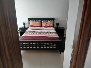 Letto o letti in una camera di Appartement de Luxe Vue Mer Avec Climatisation ! à 5 minutes à pied de la Plage ! à environ 6 minutes en voiture du centre d'Agadir et à 10 minutes en voiture de Taghazout !