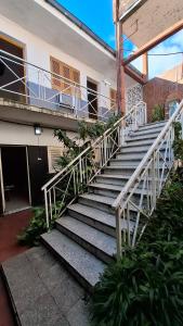 una serie di scale di fronte a un edificio di Hospedaje Artigas a Corrientes