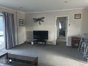 Телевизор и/или развлекательный центр в Cozy spacious estuary view three bedroom townhouse