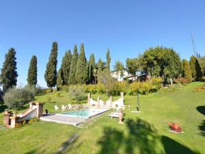 un jardín con piscina en un parque en Villa in Uzzano with Private Pool & Garden, en Uzzano