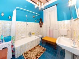 Un baño con bañera, lavabo e inodoro. en Villa in Uzzano with Private Pool & Garden, en Uzzano 32 fotos más