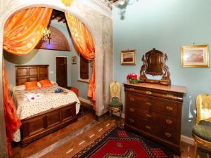 Un dormitorio con una cama grande y una cómoda. en Villa in Uzzano with Private Pool & Garden, en Uzzano