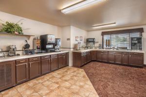 Dapur atau dapur kecil di Colstrip Inn & Suites