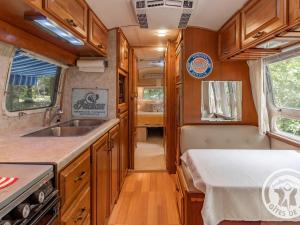 Kuchyň nebo kuchyňský kout v ubytování Escapade insolite dans une Airstream vintage en Anjou - FR-1-622-111