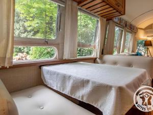 Postel nebo postele na pokoji v ubytování Escapade insolite dans une Airstream vintage en Anjou - FR-1-622-111 + 26 fotografií