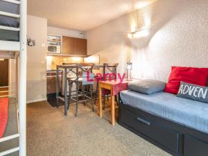ein Zimmer mit einem Bett und einem Tisch und einer Küche in der Unterkunft Charmant studio au pied des pistes, 4 pers, Corrençon-en-Vercors - FR-1-515-229 in Corrençon-en-Vercors