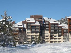 ein großes Apartmenthaus mit Schnee darüber in der Unterkunft Charmant studio au pied des pistes, 4 pers, Corrençon-en-Vercors - FR-1-515-229 in Corrençon-en-Vercors