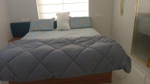 Ένα ή περισσότερα κρεβάτια σε δωμάτιο στο The Cozy Suite