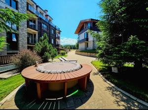 ein runder Tisch in der Mitte eines Innenhofs mit Gebäuden in der Unterkunft Hrebet House in Borowez + 34 Fotos
