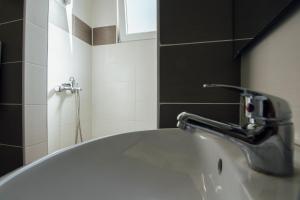 łazienka z umywalką i kranem w obiekcie Studio apartman sirena w mieście Zadar +9 zdjęć