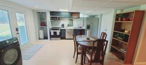 Η κουζίνα ή μικρή κουζίνα στο Private Family Walkout Basement - 2 queen beds & full bath