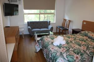 Postel nebo postele na pokoji v ubytování Coburg Motor Inn