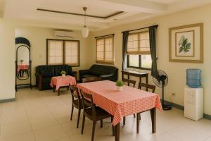 Χώρος καθιστικού στο Full House with 4BR near SM mall and walking street +27 φωτογραφίες