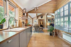 una cocina con fregadero y encimera en Log Cabin Near Mariager Fjord, en Hadsund