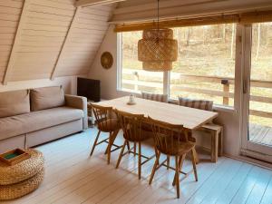 Et opholdsområde på Renovated Summer Home With Terrace + 23 billeder