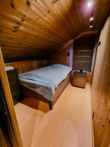 Cama pequeña en habitación con techo de madera en Luxury Mountain Home With View On Gaustablikk, en Rjukan
