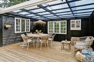 En terrasse eller udendørsområde på Cozy Summerhouse On Bornholm