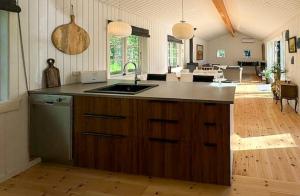 O bucătărie sau chicinetă la Familievenligt Sommerhus Ved Lammefjorden