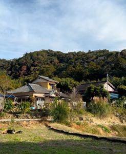 una casa situada en la cima de una colina en Garden Planet, en Minamiboso 24 fotos más