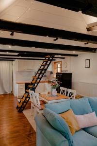 un soggiorno con un divano blu e un tavolo di Romantic Nights Under The Thatched Roof a Scharnebeck Altre 26 foto