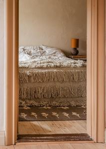 Ein Bett oder Betten in einem Zimmer der Unterkunft Charming Farmhouse With Open Spaces Near Österlen