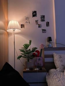 Postel nebo postele na pokoji v ubytování Chillfin Saigon