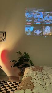 TV a/nebo společenská místnost v ubytování Chillfin Saigon