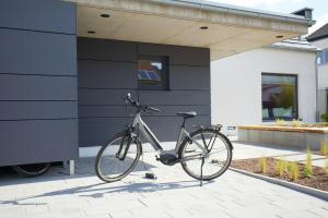 una bicicleta está estacionada frente a una casa en Idyllic Vineyard Retreat Near Klingenmünster, en Klingenmünster