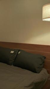 Postel nebo postele na pokoji v ubytování Chillfin Saigon