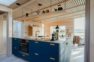 Nhà bếp/bếp nhỏ tại Feel The Nature Inside In Architect-Designed Gem