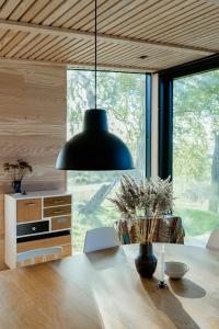 Nhà bếp/bếp nhỏ tại Feel The Nature Inside In Architect-Designed Gem